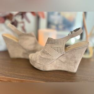 Chinese Laundry Women's soft brown  Wedge Sandals size 8